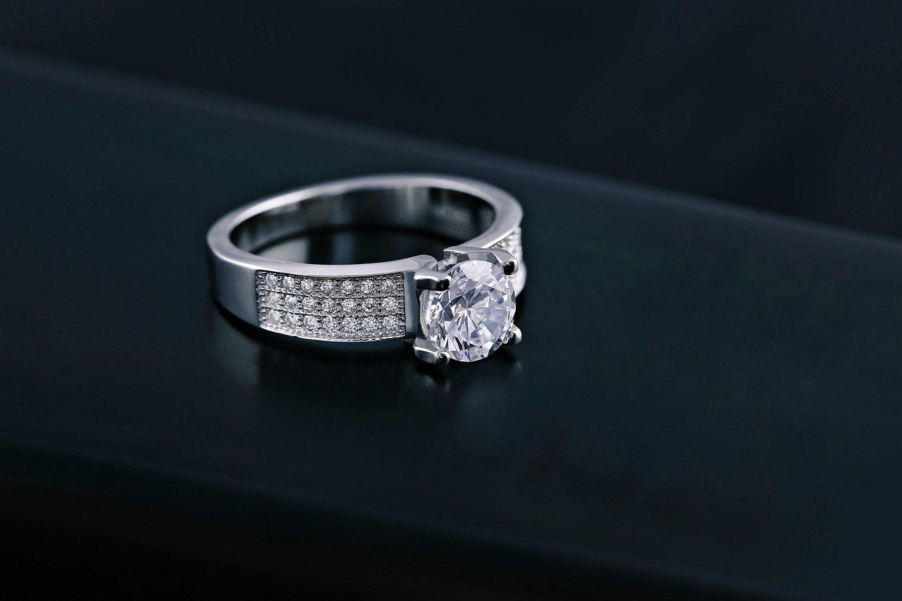 あなたの大切な瞬間を後押しする婚約指輪買い取りサービス｜買取大吉宇都宮竹林町店